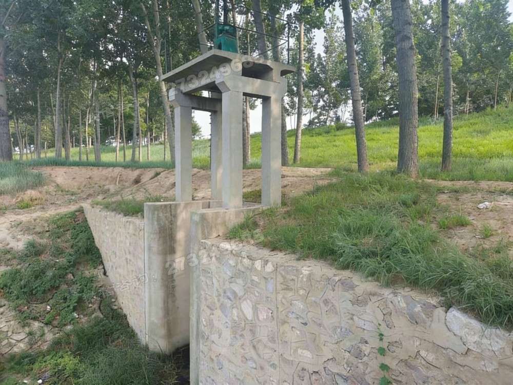 赣县林间石砌铸铁闸门