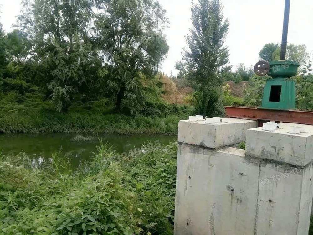 济宁河边单吊点铸铁闸门