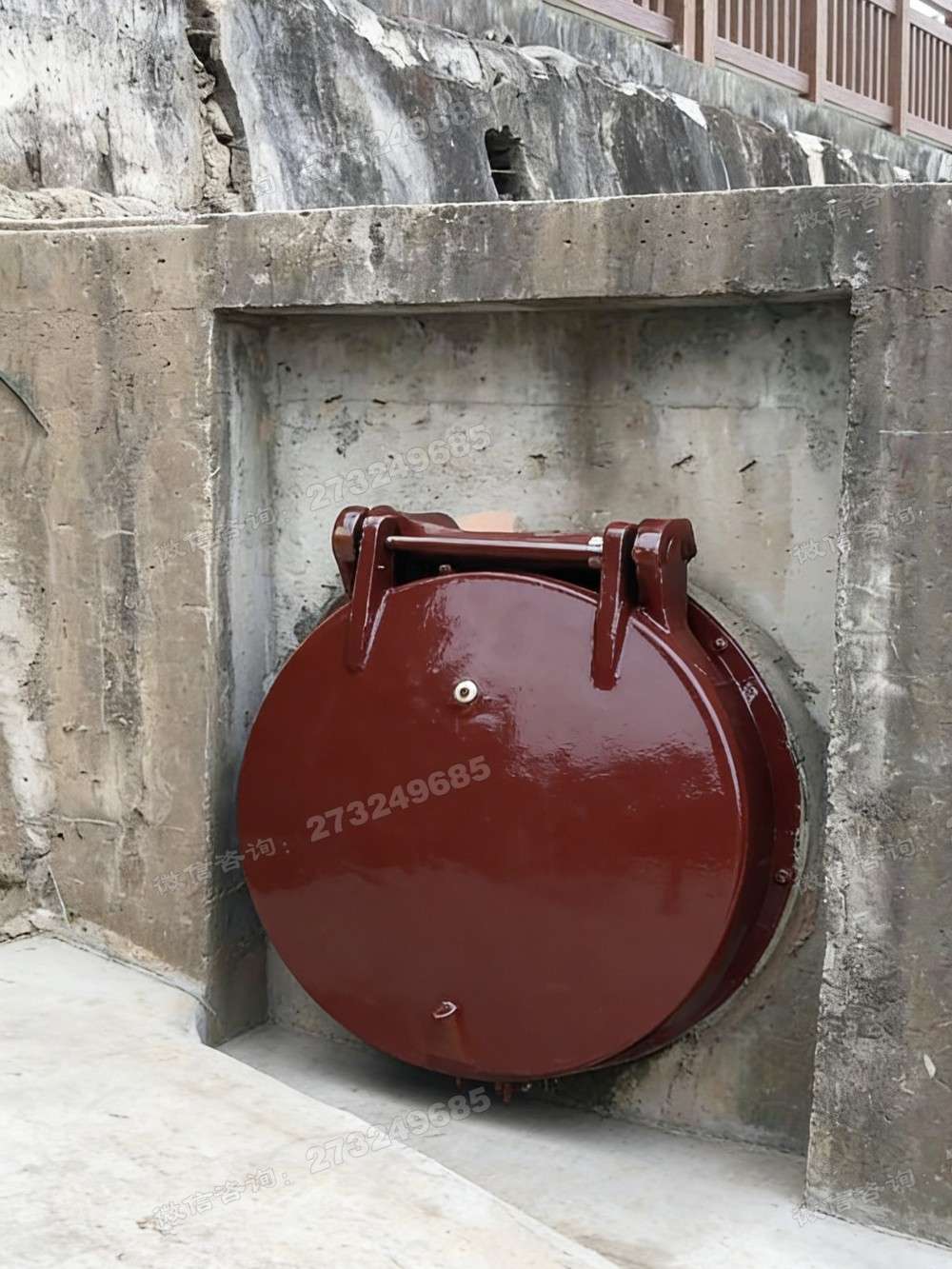 古城涵洞红色铸铁拍门